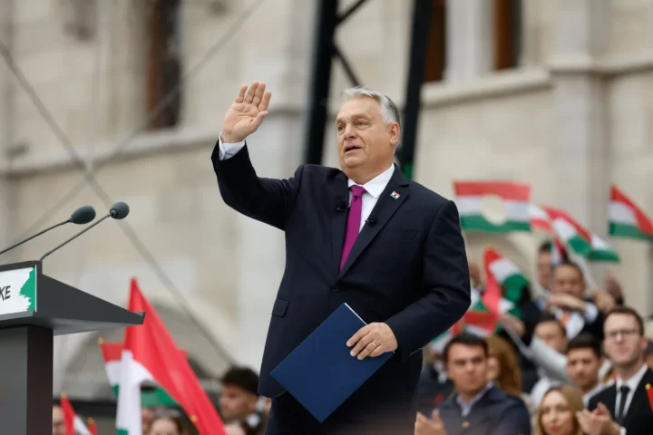 El primer ministre hongarès, Viktor Orbán, saluda els seus votants durant un acte a Budapest aquest octubre (fotografia: Akos Stiller/Bloomberg).
