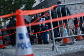 Ciutadans hongkonguesos esperen el resultat del cas de Lai davant la seu del tribunal de Kowloon Oest, a Hong Kong, dilluns (fotografia: May James/Efe).