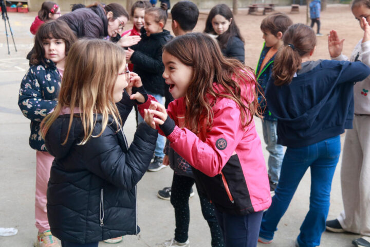 Infants de Torelló jugant al pati.