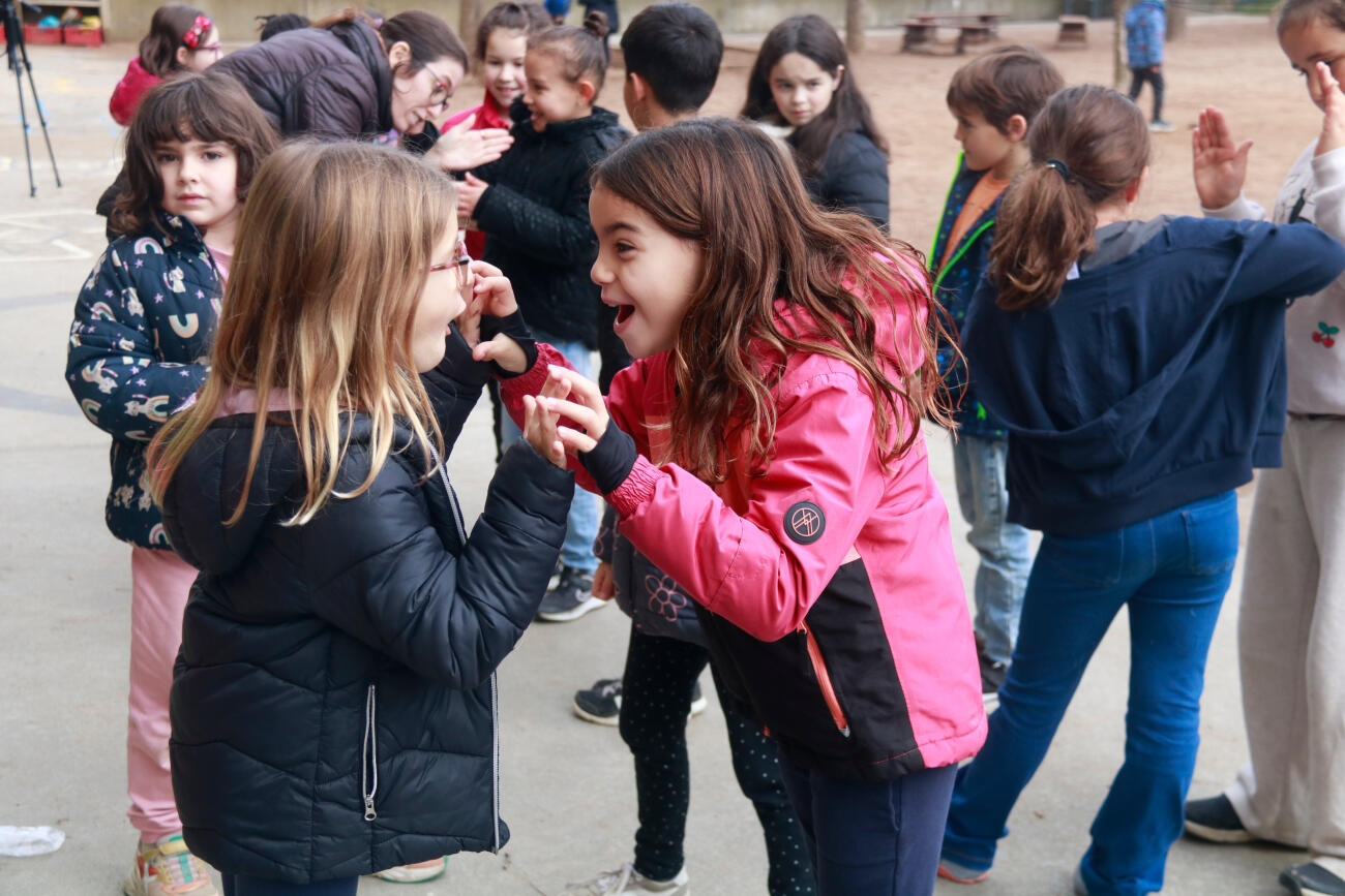 Infants de Torelló jugant al pati.