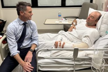 Ahmed al-Ahmed rep a l'hospital la visita del primer ministre de Nova Gal·les del Sud, Chris Minns (fotografia: EFE).