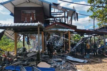 Operaris d'emergència inspeccionen un edifici malmès per un coet cambodjà a la província de Si Sa Ket, a l'est de Tailàndia, el 14 de desembre passat (fotografia: Exèrcit Reial de Tailàndia/Efe).