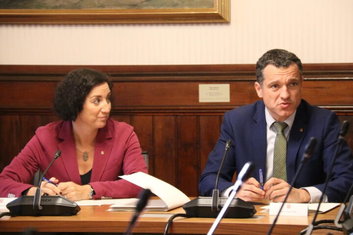 Els consellers Alícia Romero i Òscar Ordeig en una reunió per abordar la resposta econòmica a la pesta porcina africana (fotografia: ACN / Andrea Salazar).