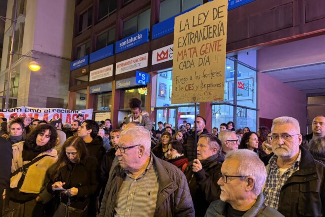 Crides contra el racisme i el feixisme a la manifestació de protesta pel desallotjament de l’Institut B9 de Badalona