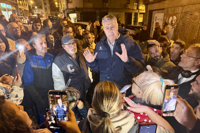 Tensió a Badalona: un grup de veïns bloca l’accés a la parròquia que ha d’acollir immigrants desallotjats