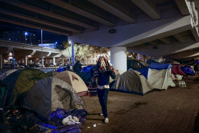 Desenes de desallotjats de l’antic institut B9 de Badalona continuen acampats sota la C-31