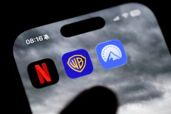 Les aplicacions de Netflix, Warner Bros. i Paramount a la pantalla d’un telèfon mòbil. Fotografia: EFE/EPA/Hannibal Hanschke.