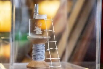 Un rodet de fil, una agulla de penjar roba: la subtilesa de l’art de Marga Ximenez (fotografia: Albert Salamé, detall).