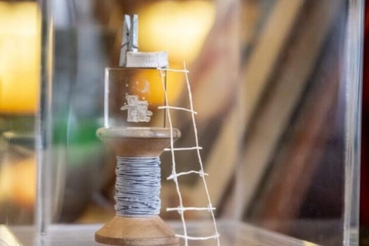 Un rodet de fil, una agulla de penjar roba: la subtilesa de l’art de Marga Ximenez (fotografia: Albert Salamé, detall).