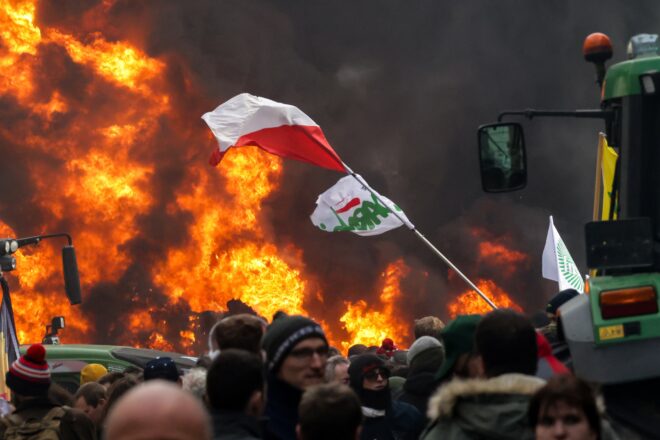Tensió i enfrontaments en la protesta del sector agrícola a Brussel·les contra la nova PAC i l’acord del Mercosur