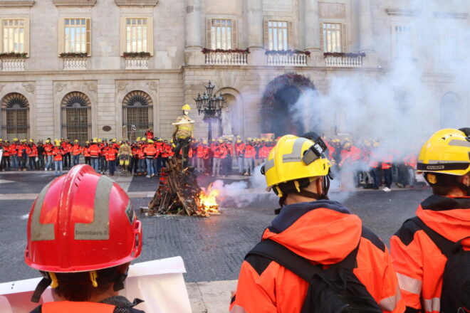 Bombers protesten davant de la Generalitat per reclamar millores laborals i de seguretat