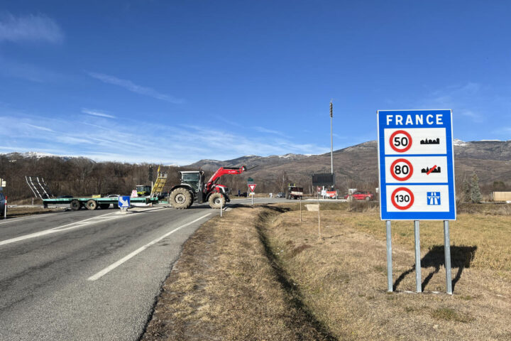 Un tractor amb un remolc ocupant la carretera que dona accés a Ur (fotografia: ACN / Albert L. Cobo).