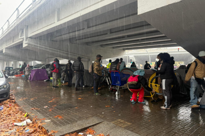 Els desallotjats de l’antic Institut B9 de Badalona pernocten en una sortida de la C-31