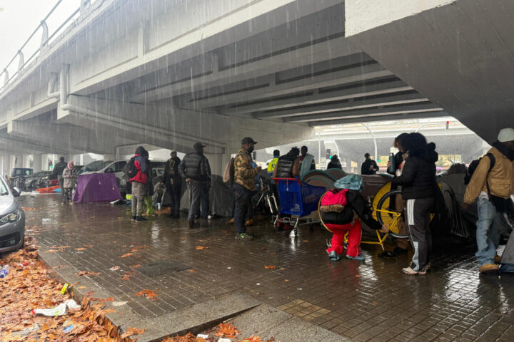 Alguns dels desallotjats del B9, instal·lats amb tendes de campanya a sota d'una sortida de la C-31 a Badalona (fotografia: