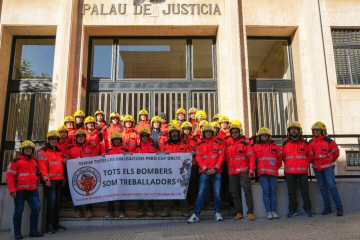 Bombers voluntaris presentant la demanda.