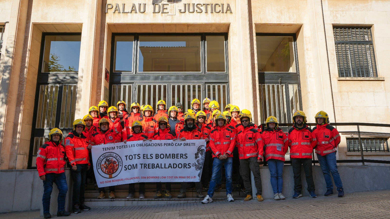 Bombers voluntaris presentant la demanda.