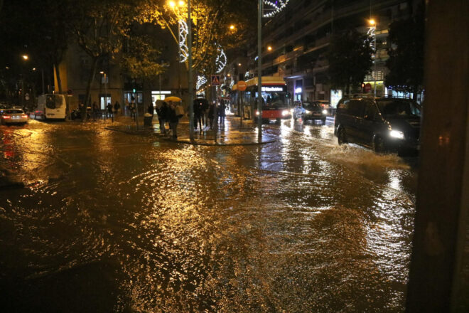 Inundacions i carrers negats: Badalona es converteix en el punt més crític de la pluja intensa