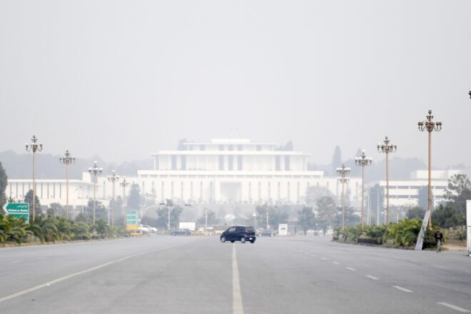 Dues dècades després de la fi de la dictadura militar al Paquistan, la concentració de poder en mans de l’exèrcit fa saltar les alarmes