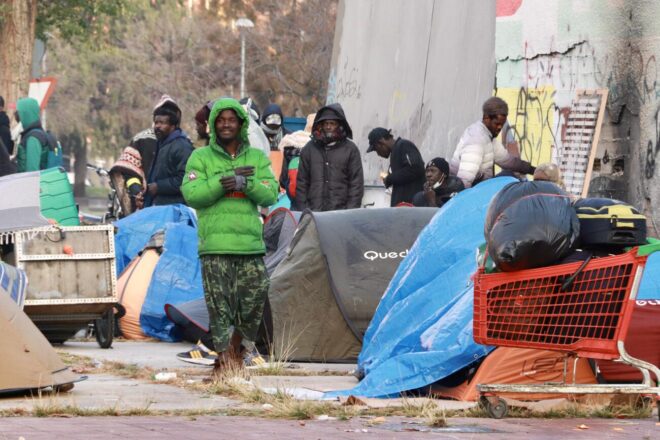 Prop d’un centenar de persones dormen al ras davant l’antic institut B9 de Badalona, després del desallotjament