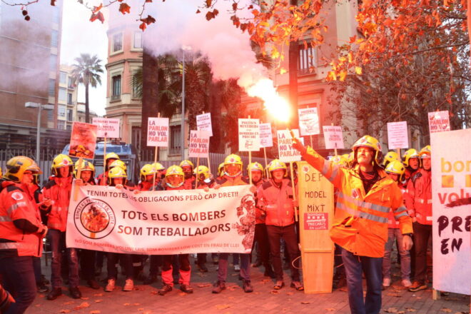 Els bombers voluntaris i Interior, als tribunals: comença el primer judici per a reclamar drets laborals