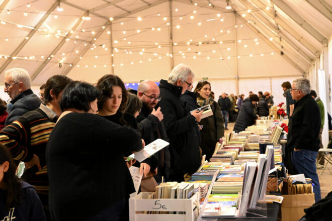 “Hi ha país”: la vuitena edició de la fira Indilletres de la Bisbal d’Empordà clou amb una alta afluència de públic