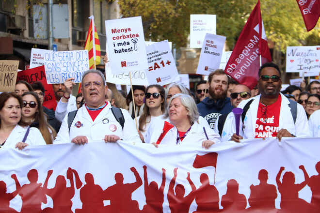 Els metges reprenen la vaga i les mobilitzacions per a exigir un estatut propi i millores laborals