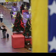 “Aquesta incertesa em matarà”: els veneçolans proven de preparar-se per a un atac dels EUA