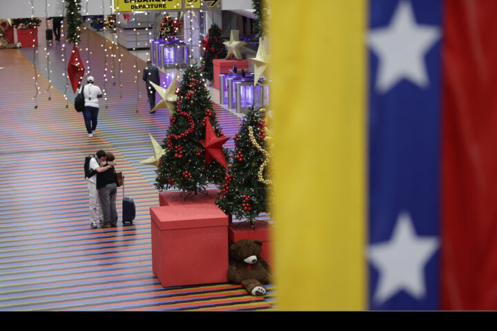 Dues persones s'abracen a l'Aeroport Internacional Simón Bolívar, a Veneçuela, dissabte proppassat. La setmana passada, el govern Trump recomanà a les aerolínies nord-americanes que evitin sobrevolar el país (fotografia: Ronald Pena R/Efe).
