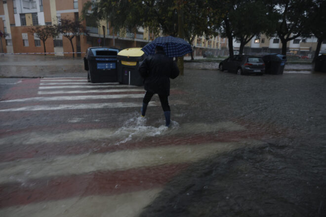 Interrupcions al metro, vols desviats i carreteres tallades: els estralls de la pluja al País Valencià