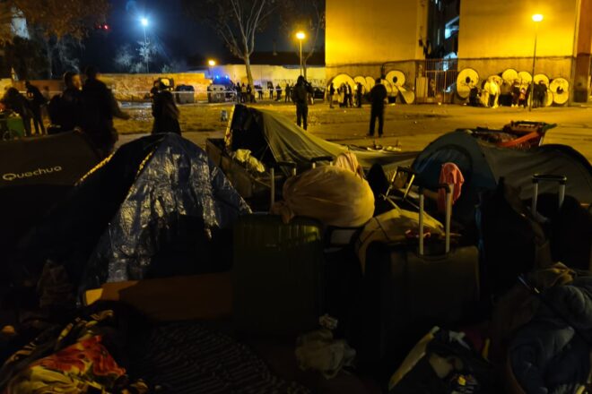 Desenes de desallotjats de l’antic institut B9 de Badalona es preparen per passar la nit al carrer