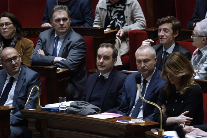 França aprova una llei especial per a evitar la paràlisi de l’administració