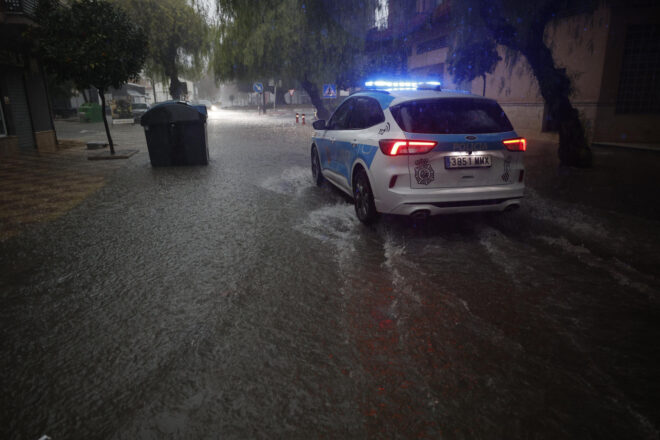 Desallotgen preventivament 38 veïns de la Pobla Llarga pel risc de desbordament del barranc de Barxeta