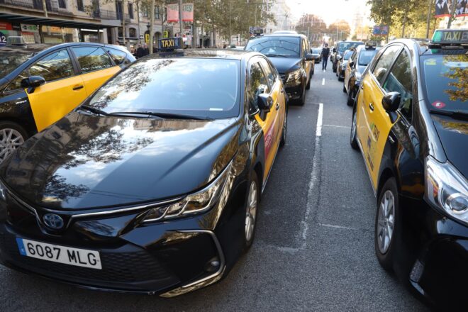 Els taxistes comencen una aturada general a Barcelona contra les grans plataformes de VTC