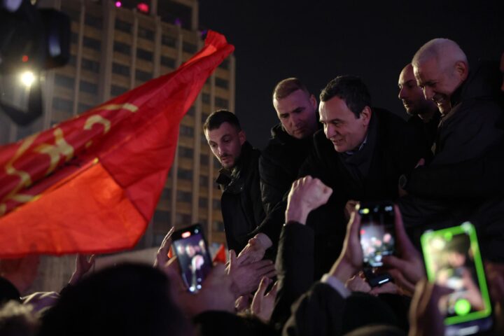 Albin Kurti saluda els seus seguidors, ahir a Pristina. (Fotografia: Georgi Licovski)