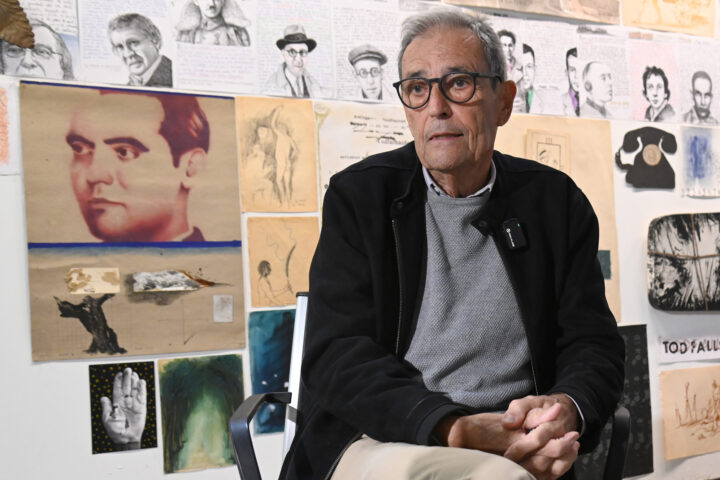 Artur Heras fotografiat el mes de desembre a l'Octubre CCC de València durant el muntatge de l'exposició 'El Mal' (fotografia: Prats i Camps)