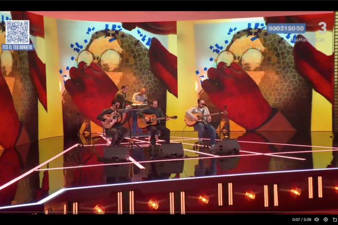 [VÍDEO] Moment emotiu a La Marató: els fills de Pau Riba l’homenatgen interpretant “Noia de porcellana”