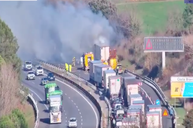 Un incendi d’un camió talla la AP-7 a Viladasens en direcció Perpinyà