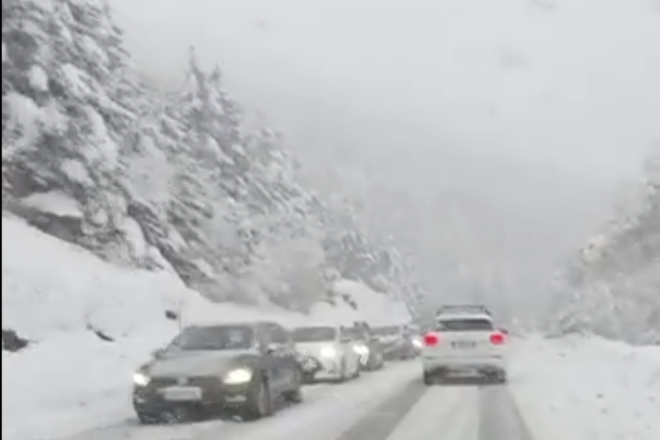 Els bombers assisteixen automobilistes atrapats per la neu en retencions a la baixada de la Molina