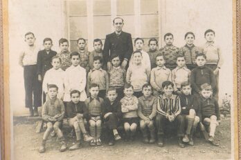 El mestre Jiménez Bretos amb els seus alumnes de Cardedeu, 1935 (Fons Amèlia Safont Argullol).
