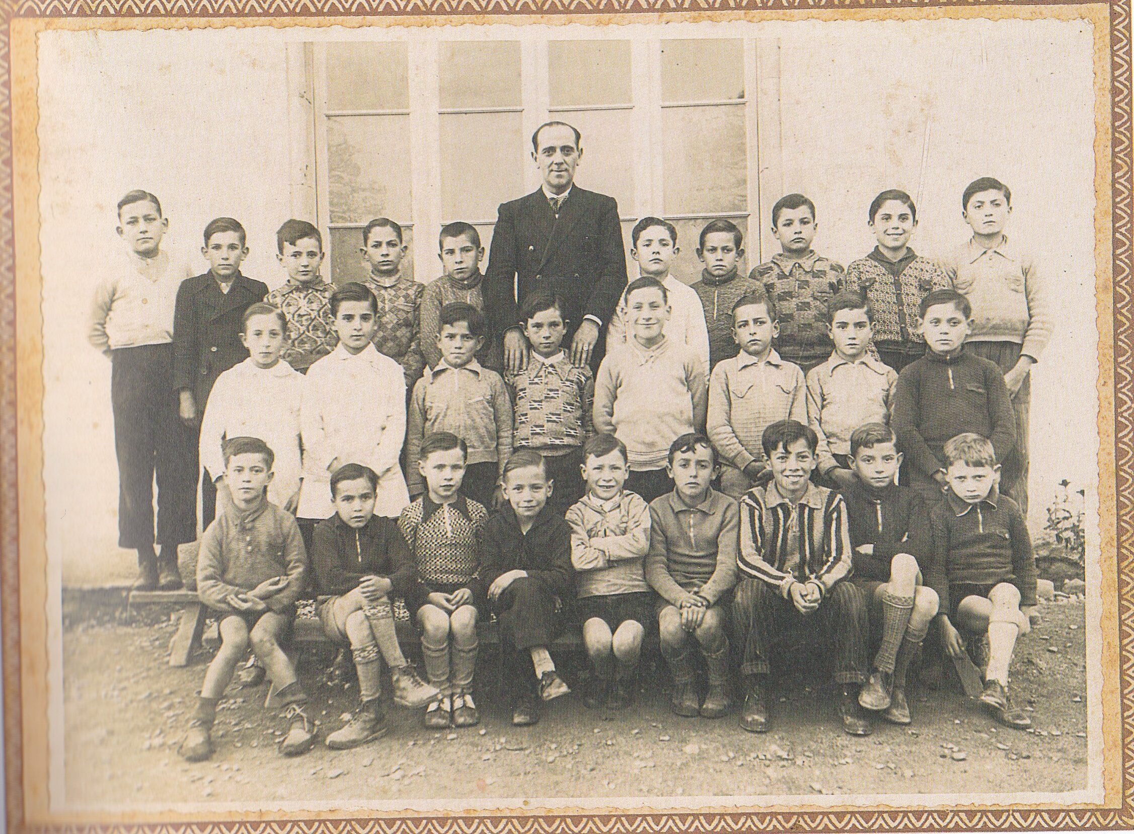 El mestre Jiménez Bretos amb els seus alumnes de Cardedeu, 1935 (Fons Amèlia Safont Argullol).