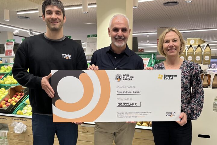 Un moment de l'entrega de la donació a OCB.