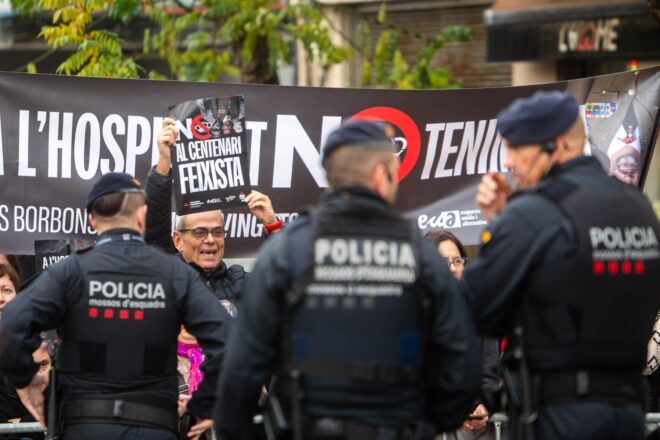 Blinden un mercat municipal de l’Hospitalet per a allunyar-ne les protestes contra Felipe VI
