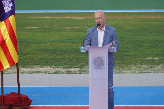 El PP satisfà les exigències d’una trànsfuga de Vox i imposa el castellà al Consell de Menorca