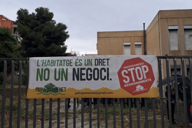 La policia desallotja ara un antic institut de Badalona on hi havia alguns dels expulsats del B9