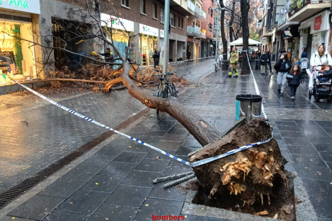Una tempesta estàtica causa incidències i inundacions al Barcelonès, el sud del Maresme i el Vallès