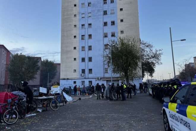 Gran desplegament de la Guàrdia Urbana de Badalona per a desallotjar els acampats prop del B9