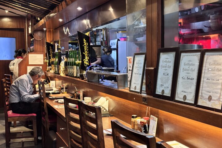 Barra del restaurant japonès Kuuraku a Gurgaon (fotografia: Supriya Kumar/The Washington Post).