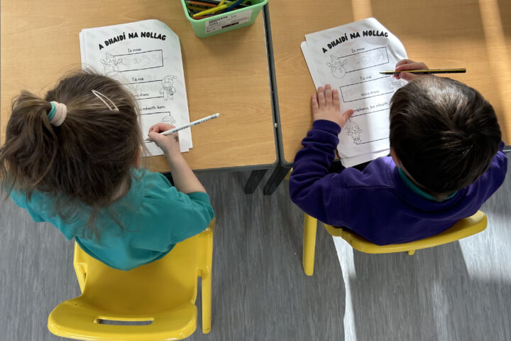 Dos alumnes fan exercicis de gaèlic a l'Scoil na Seolta, el primer parvulari i escola primària íntegrament en gaèlic de l'est de Béal Feirste (fotografia: Steve Hendrix/The Washington Post).