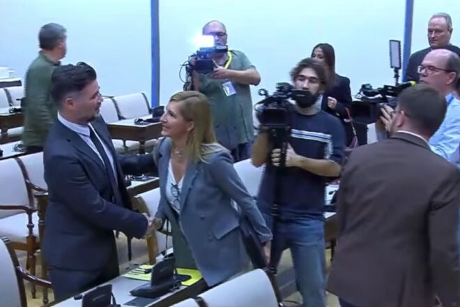 [VÍDEO] Rufián es nega a fer dos petons a Pradas abans de la compareixença per la gota freda