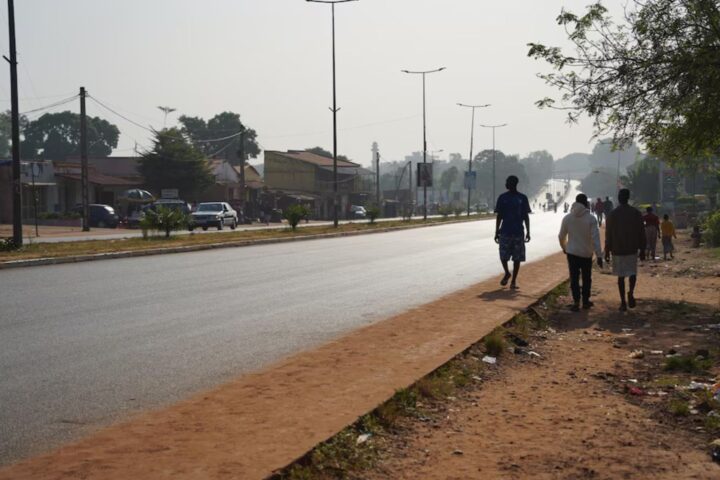 Fotografia d'un carrer a Bissau, la capital de Guinea-Bissau, poc després del cop d'estat contra Embaló (fotografia: Europa Press).